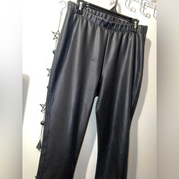 Black Leggings Faux Leather Print - Picture 1 of 4